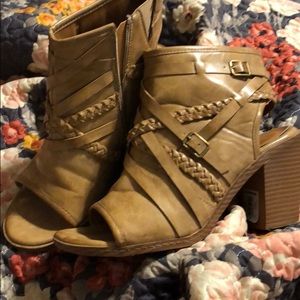 Tan 93 Vintage Wedges